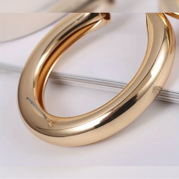 Gold Tone Open Hoops Glamorous 🤩🤩🤩 - Picture 5 of 5